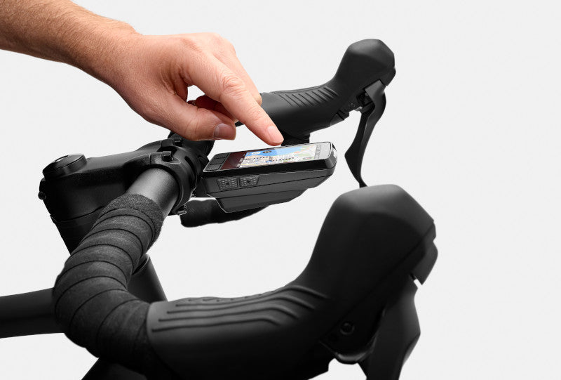 ELEMNT ROAM Bike computer on mount